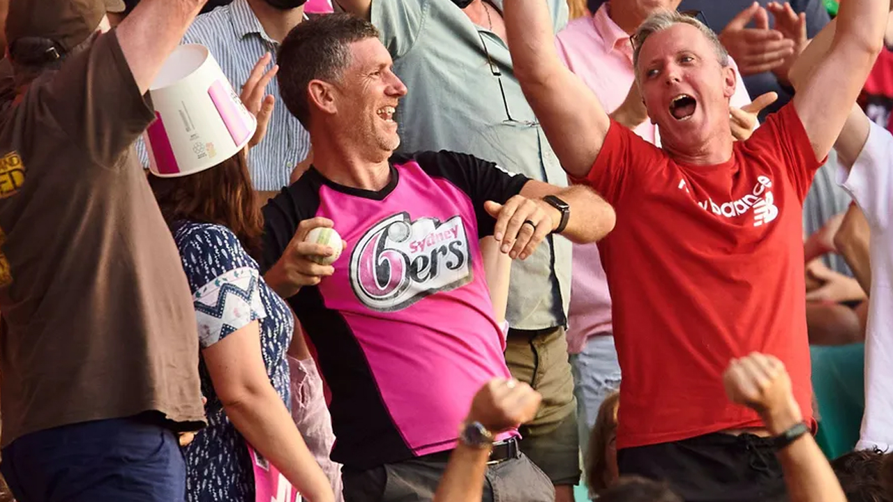 In Big Bash Match, Fans Can Keep Balls They Catch in the Stands! 1 In Big Bash Match, Fans Can Keep Balls They Catch in the Stands!